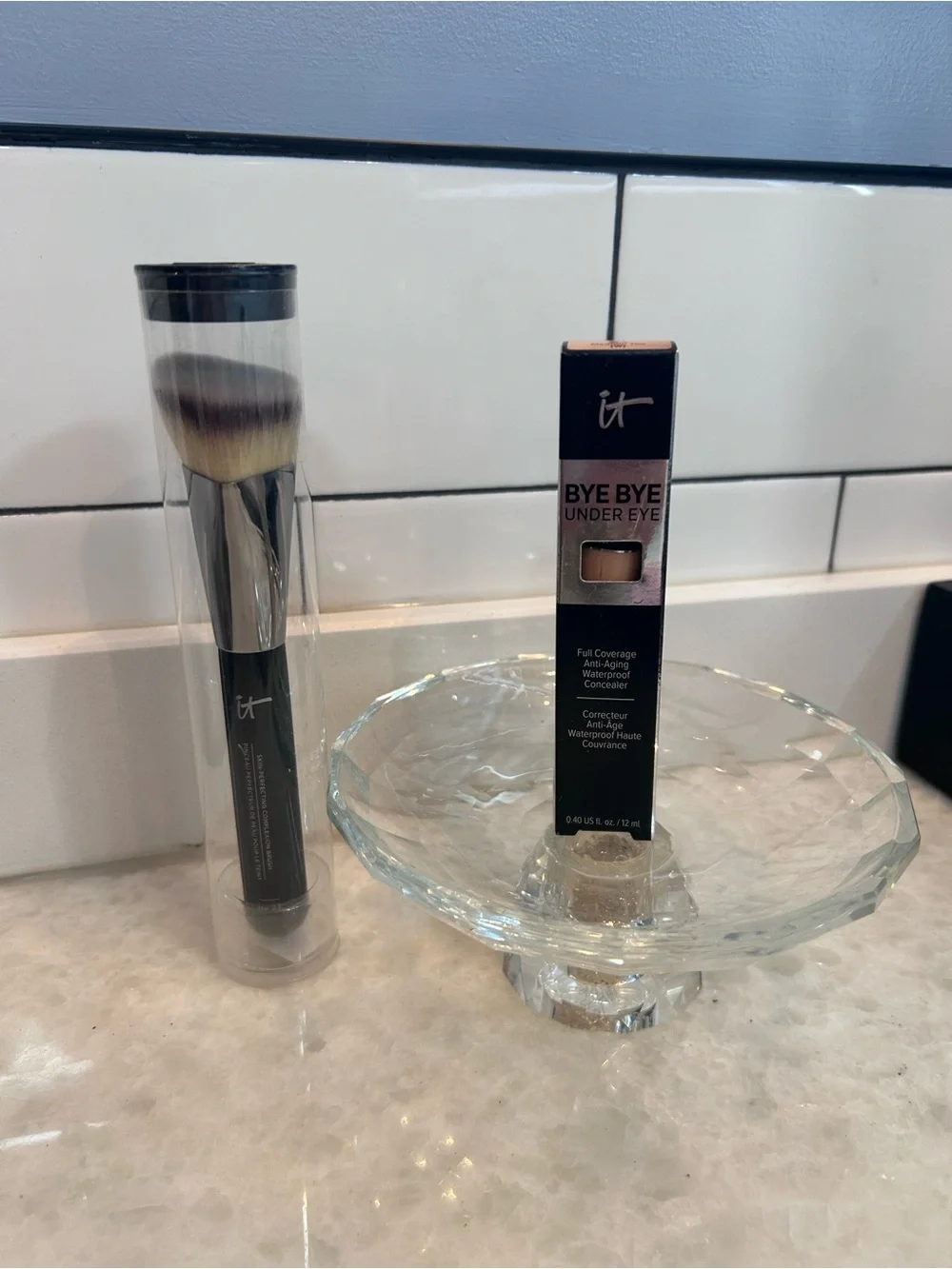it cosmetics black brush with neutral-beige concealer box